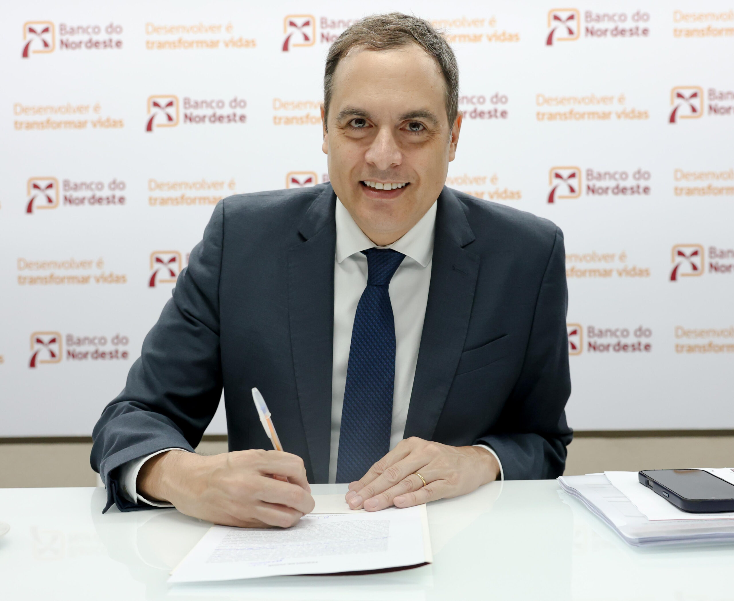 Paulo Câmara toma posse como presidente do Banco do Nordeste e destaca ampliação do crédito e apoio aos pequenos negócios na região