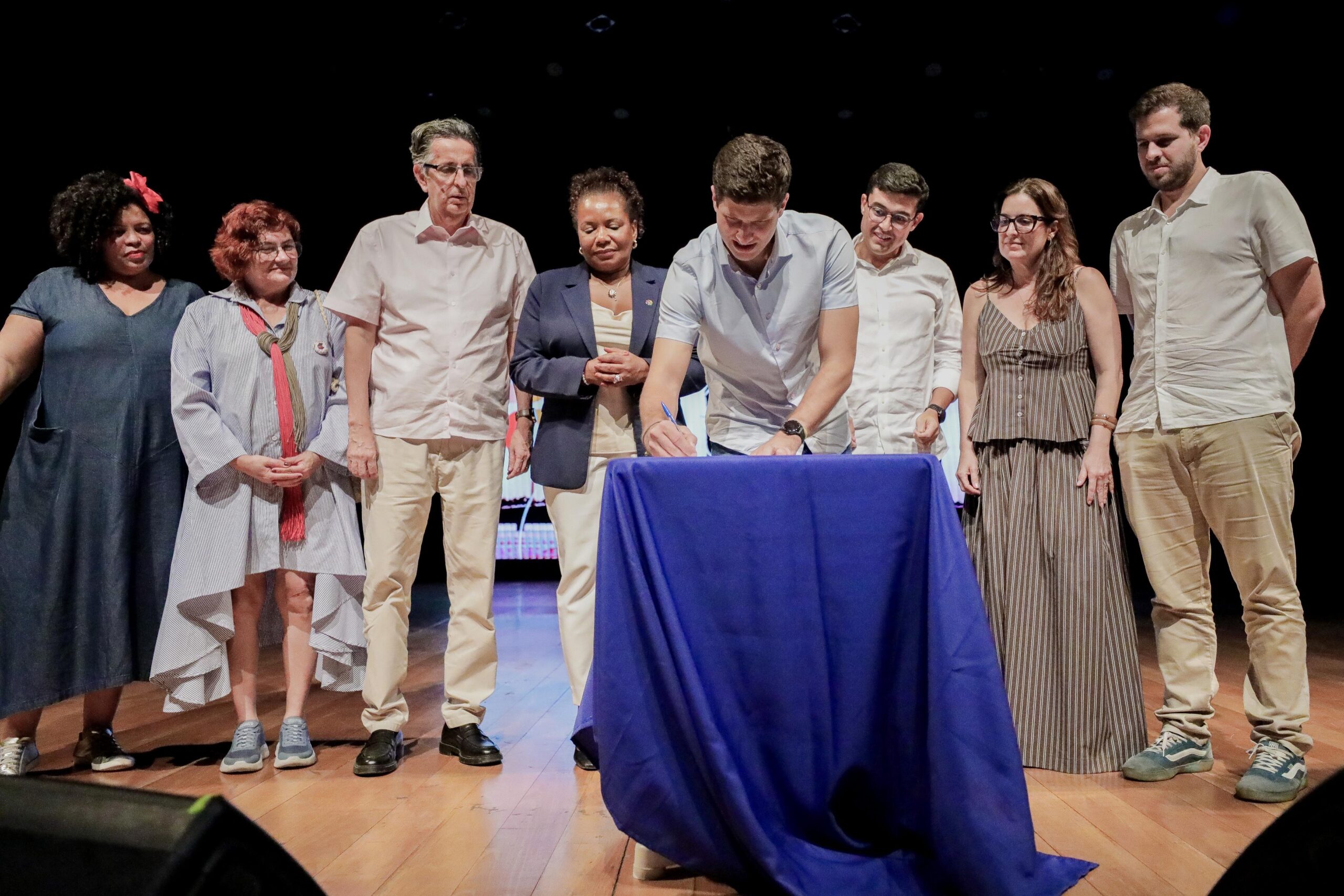 Recife lança Acelera Cultura com R$ 36 milhões em editais, leis e ações para descentralizar recursos e ampliar o acesso à cultura.
