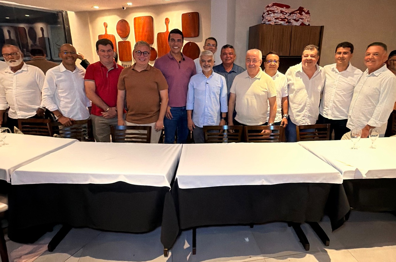 Senador Humberto Costa recebe apoio de 18 prefeitos do Agreste em encontro em Caruaru e participa de agendas políticas e inaugurações no Sertão de Pernambuco