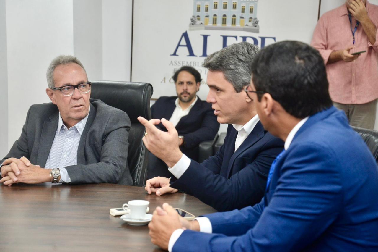 Amupe e prefeitos discutem LOA 2026 com Alepe, que afirma que orçamento está em vigor e rebate críticas sobre entraves no remanejamento e emendas
