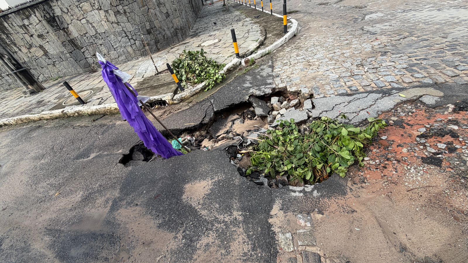 Cratera na esquina da Igreja de São José, em Casa Caiada, Olinda, causa acidentes, risco à população e revolta moradores