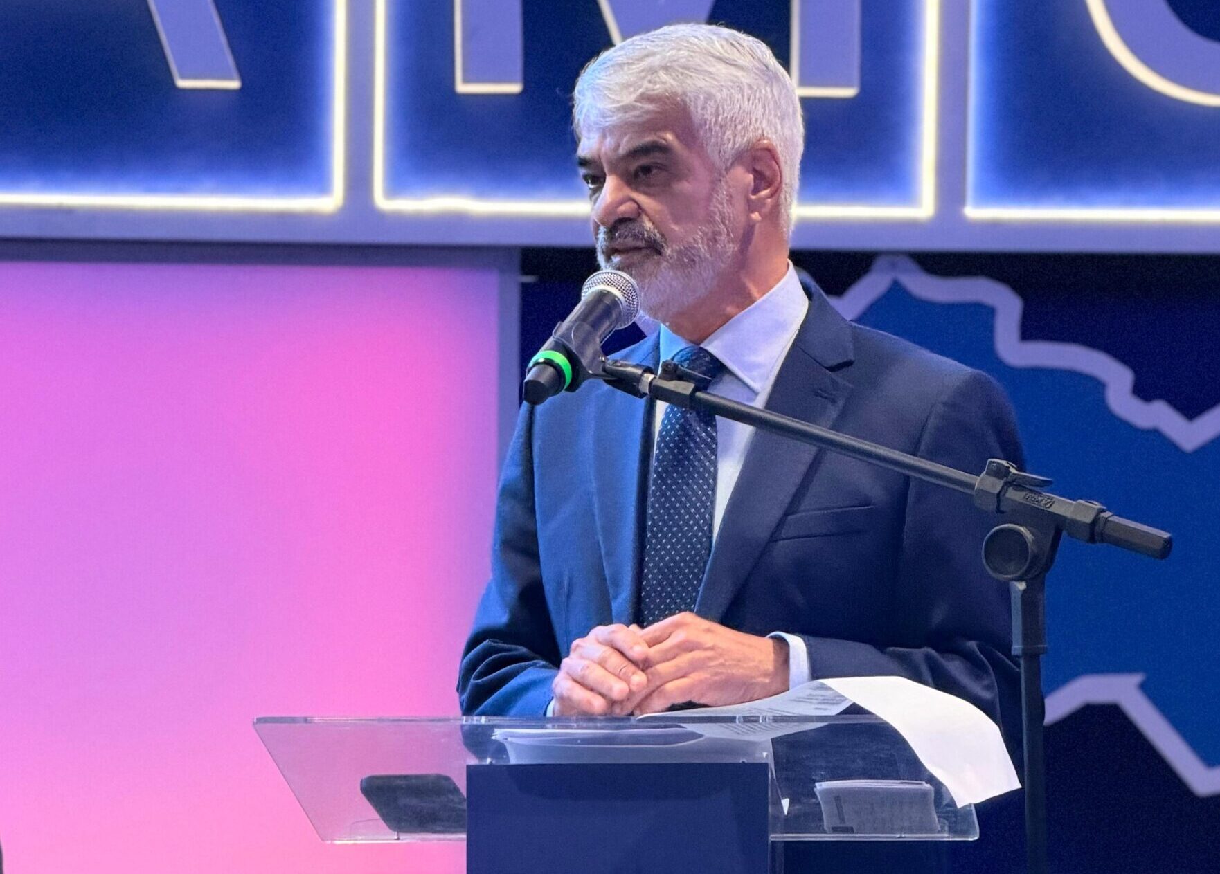 Humberto Costa defende pacto federativo, aumento do FPM e anuncia ações na saúde para municípios de Pernambuco durante congresso da Amupe.