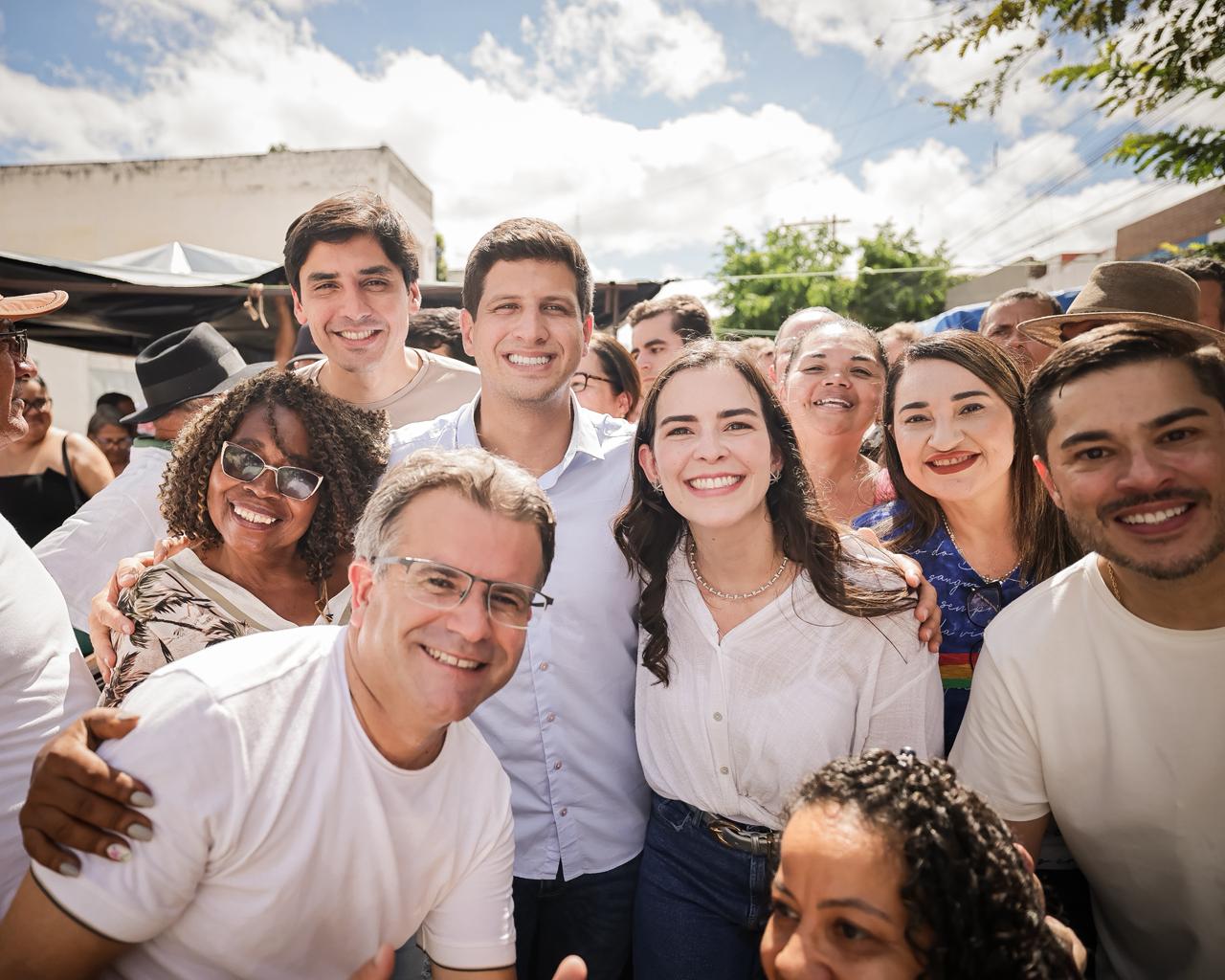 João Campos percorre feira de Afogados da Ingazeira, dialoga com população, recebe apoio de lideranças e reforça agenda no Sertão do Pajeú