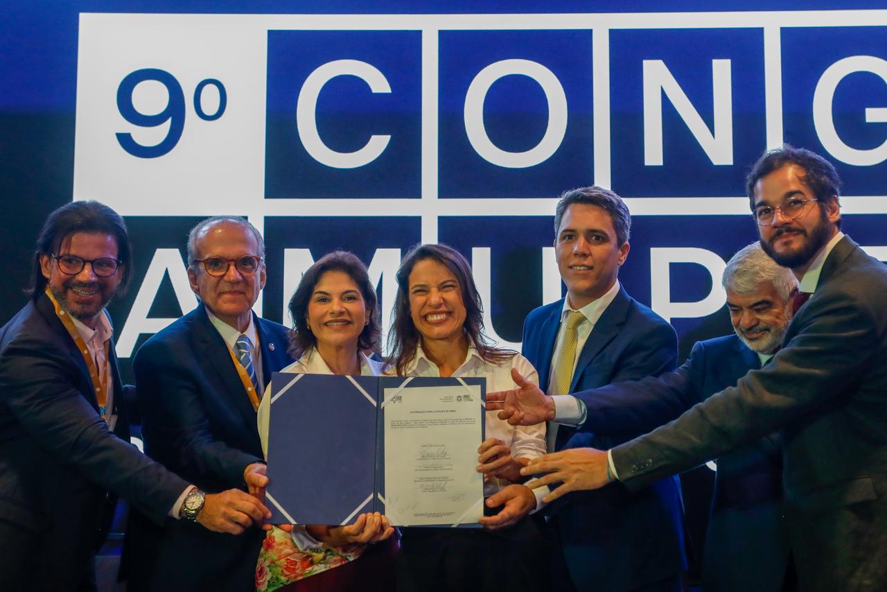 No Congresso da Amupe, Governo de Pernambuco distribui R$ 1,3 bilhão da concessão da Compesa a municípios e autoriza licitação de R$ 249 milhões para duplicação da BR-232