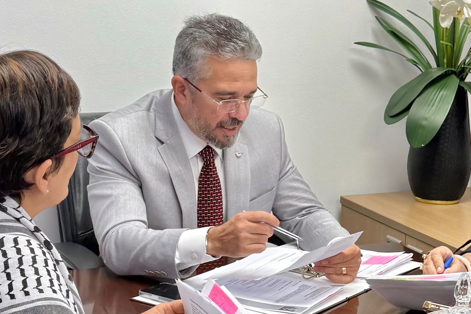 Projeto de William Brigido na Alepe cria regras para bicicletas elétricas e patinetes em Pernambuco, com limites de velocidade e itens de segurança