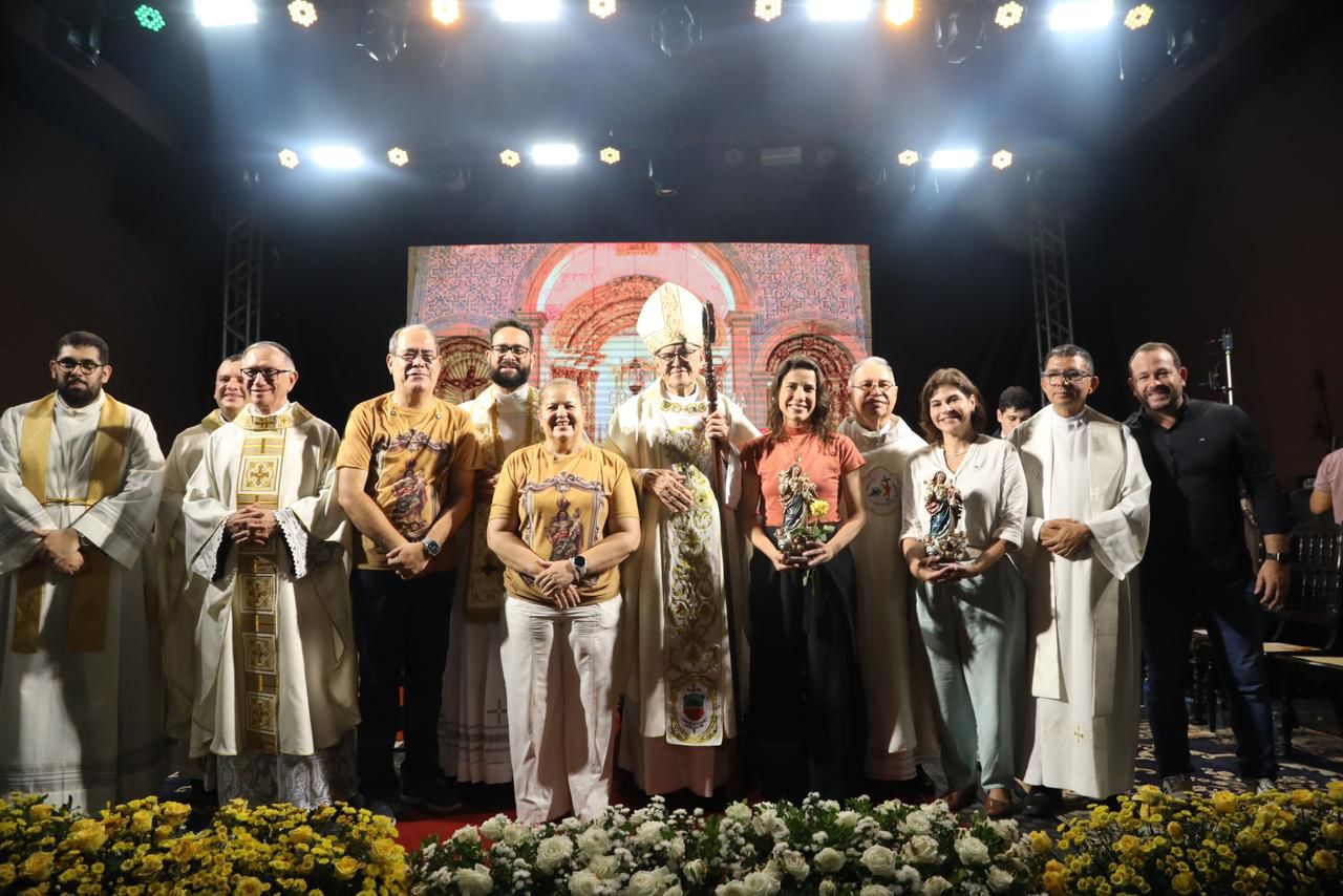 Raquel Lyra participa da missa de encerramento da Festa de Nossa Senhora dos Prazeres no Monte dos Guararapes, em Jaboatão