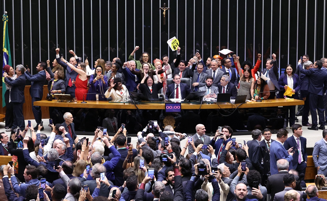 A aprovação da PEC do fim da escala 6x1 na Câmara marca avanço para trabalhadores, mas o texto ainda enfrenta resistência e risco de mudanças no Senado