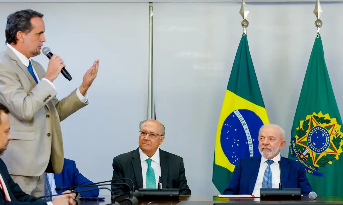 Cobrança em compras de até US$ 50, que ficou conhecida como "taxa das blusinhas" estava em vigor desde 2024