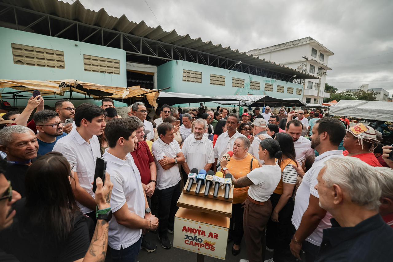 Em Salgueiro, João Campos propôs que Pernambuco assuma o trecho estadual da Transnordestina, defendeu investimentos em saúde e recebeu apoio de ex-prefeitos de Cedro