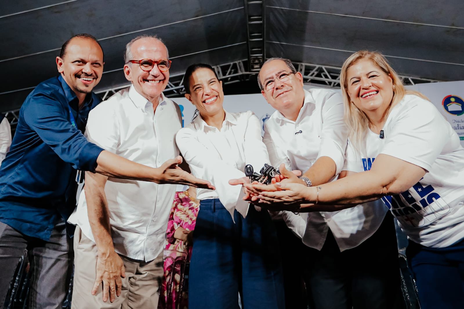 Governadora Raquel Lyra entrega 183 títulos de propriedade em Jaboatão, visita Centro da Mulher e reforça transporte escolar com novos ônibus