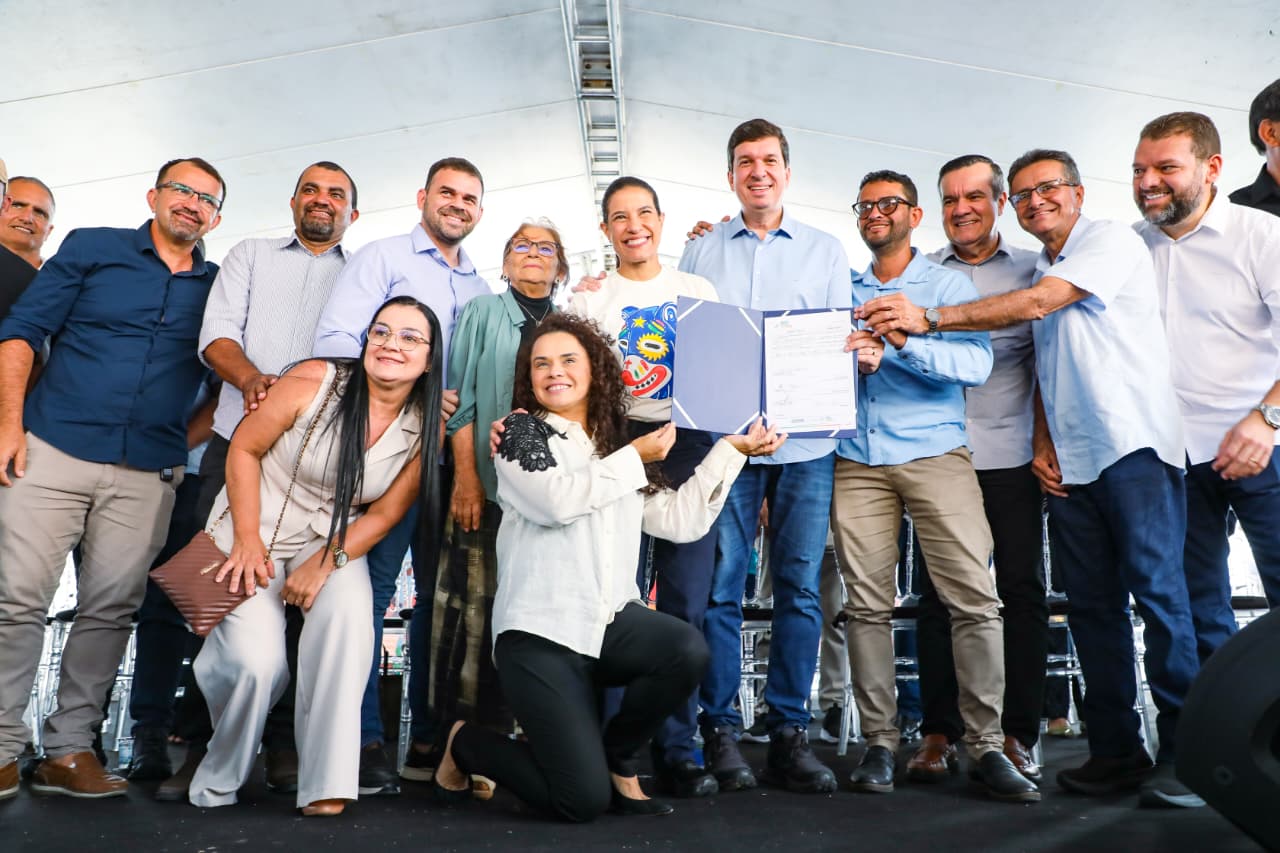 Governadora Raquel Lyra entrega 295 títulos de propriedade em Bezerros, anuncia pavimentação de 11 ruas e entrega ônibus escolares ao município
