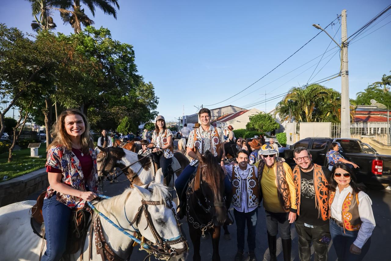 João Campos e Marília Arraes participaram da 32ª Cavalgada à Pedra do Reino, em São José do Belmonte, evento que fortalece a cultura, o turismo e a economia do Sertão pernambucano