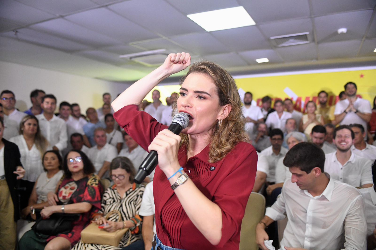 Marília Arraes critica Flávio Bolsonaro após revelação de pedido de apoio financeiro para filme sobre Jair Bolsonaro e cobra transparência na cultura