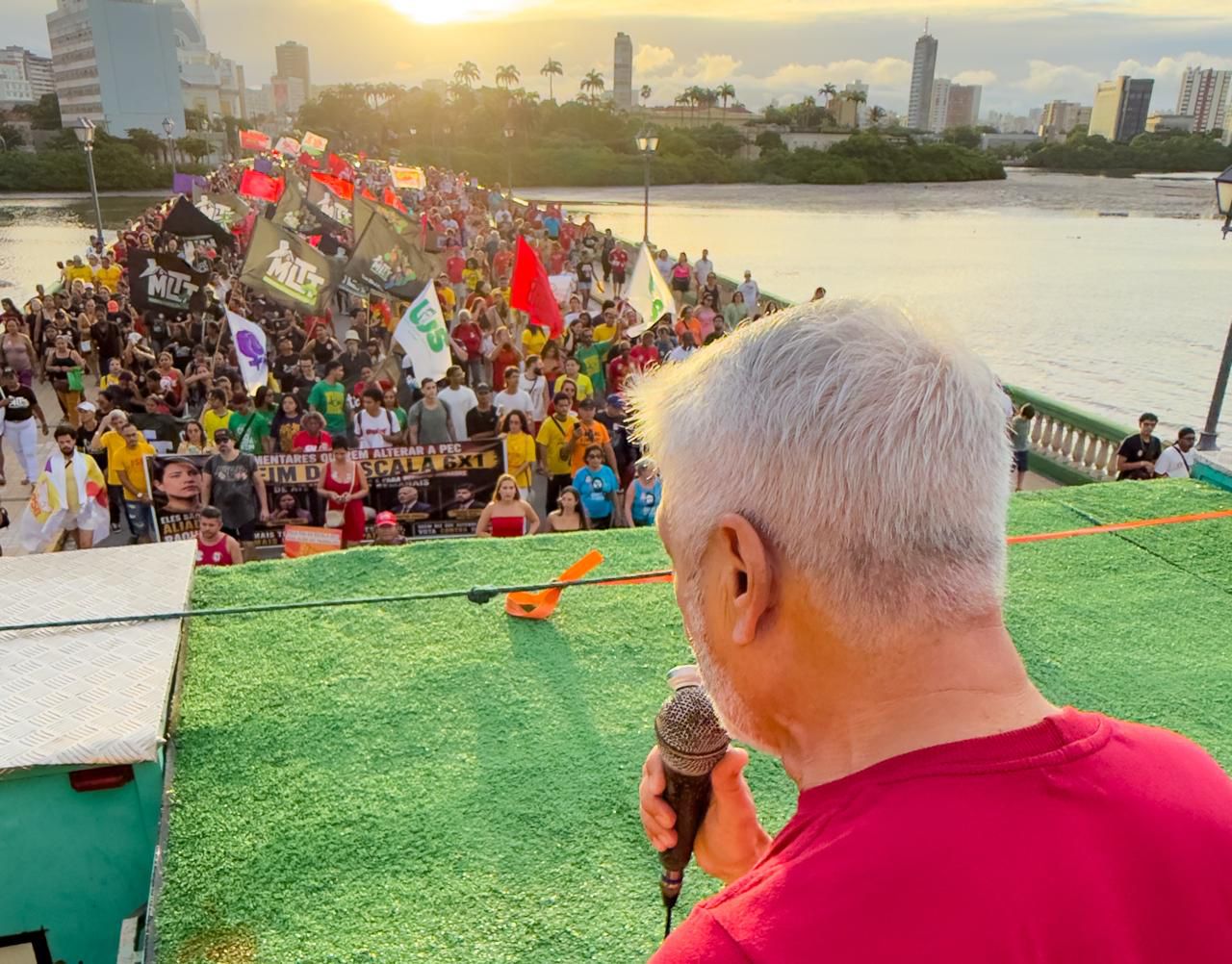 O senador Humberto Costa participou de ato no Recife pelo fim da escala 6x1 e defendeu mudanças na jornada de trabalho no Congresso