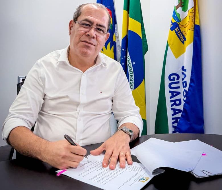 Prefeito Mano Medeiros sanciona reajuste salarial para servidores municipais. Pagamento com novos valores será realizado em 29 de maio
