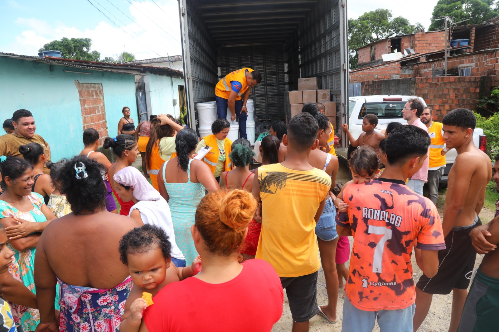 Prefeitura do Jaboatão distribui kits de limpeza e higiene para famílias afetadas pelas chuvas na Muribeca e mantém ações de assistência social e acolhimento