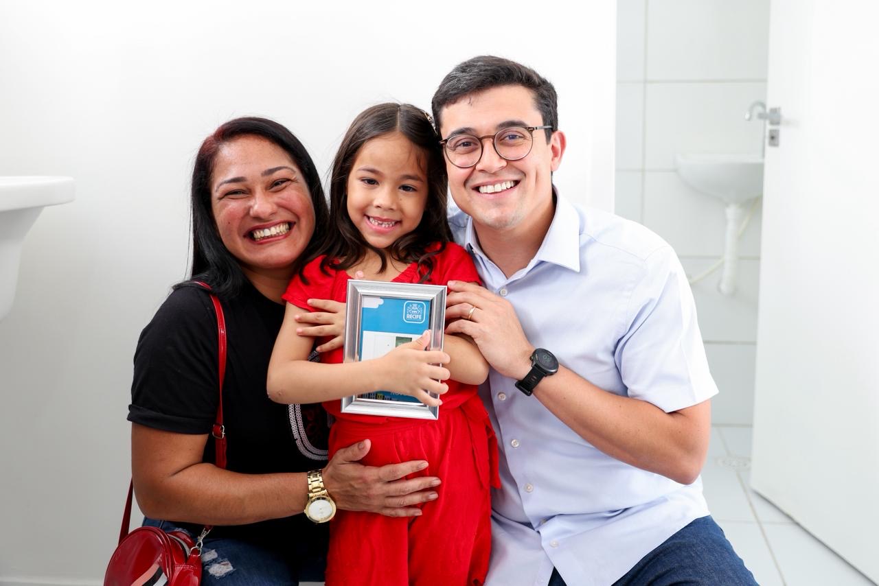 Prefeitura do Recife entrega 75 apartamentos no Habitacional Vila Esperança, no Monteiro, para famílias removidas após obras da Ponte Jaime Gusmão