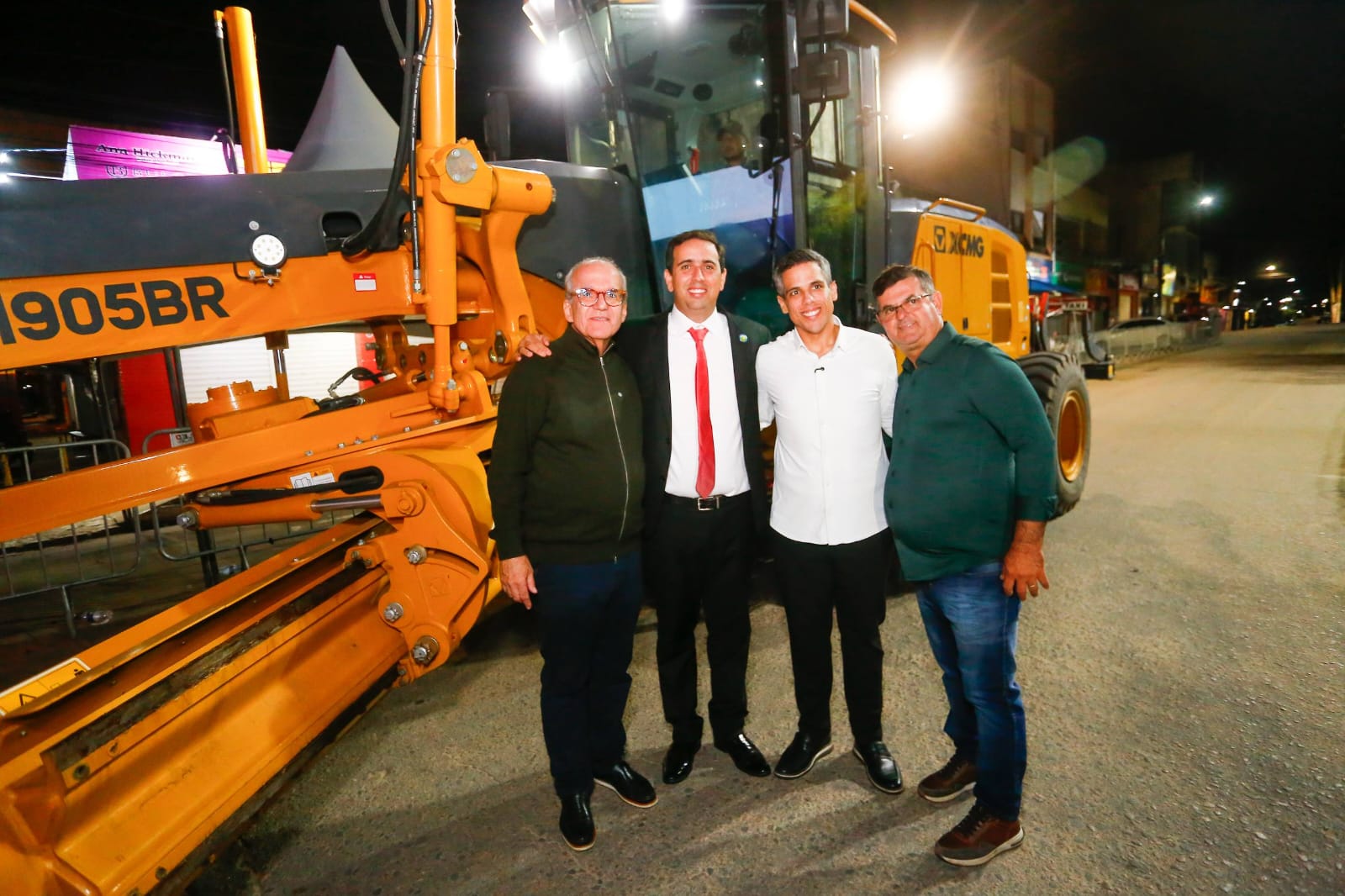 Senador Fernando Dueire participa das comemorações pelos 172 anos de Buíque, acompanha assinatura de obras e entrega equipamentos para a zona rural