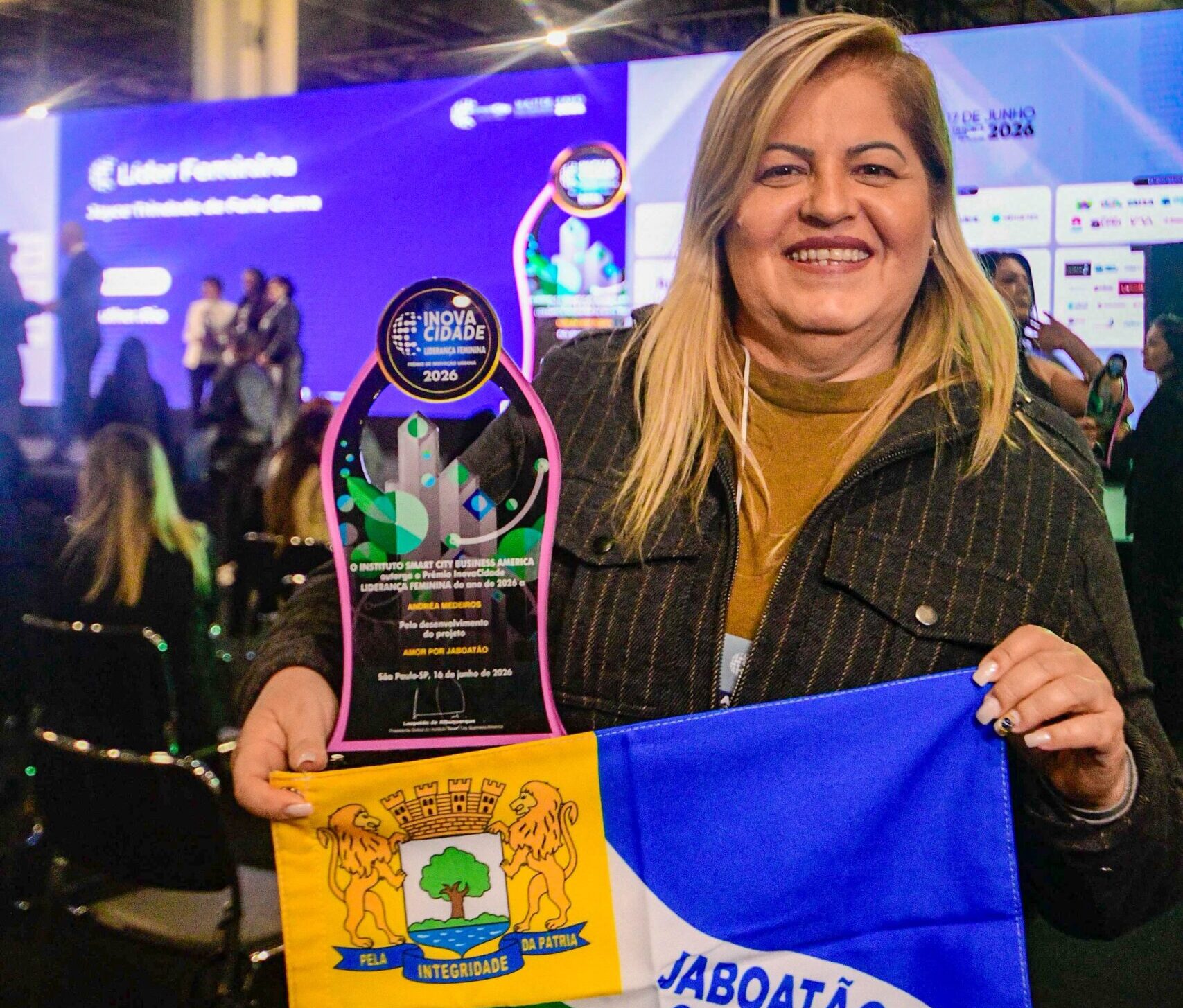 Andréa Medeiros recebeu o Prêmio InovaCidade Liderança Feminina pelo programa Amor por Jaboatão, iniciativa de voluntariado e doação do município