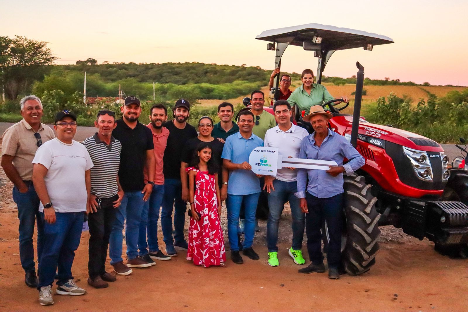 Associação dos Agricultores do Sítio Jatobá, em Araripina, beneficiada pela deputada Socorro Pimentel, recebe trator e implementos agrícolas para fortalecer a agricultura familiar