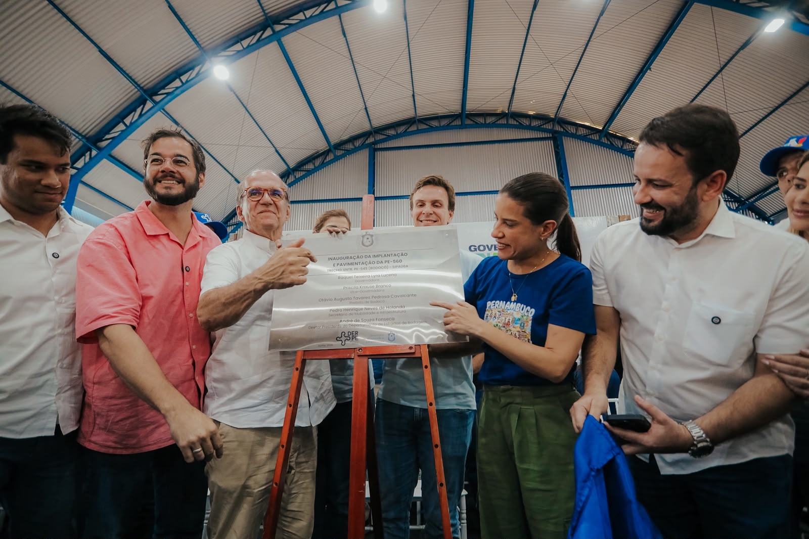 Governadora Raquel Lyra entrega a PE-560 em Bodocó, regulariza 84 imóveis e reforça a educação com novos ônibus escolares no Sertão do Araripe
