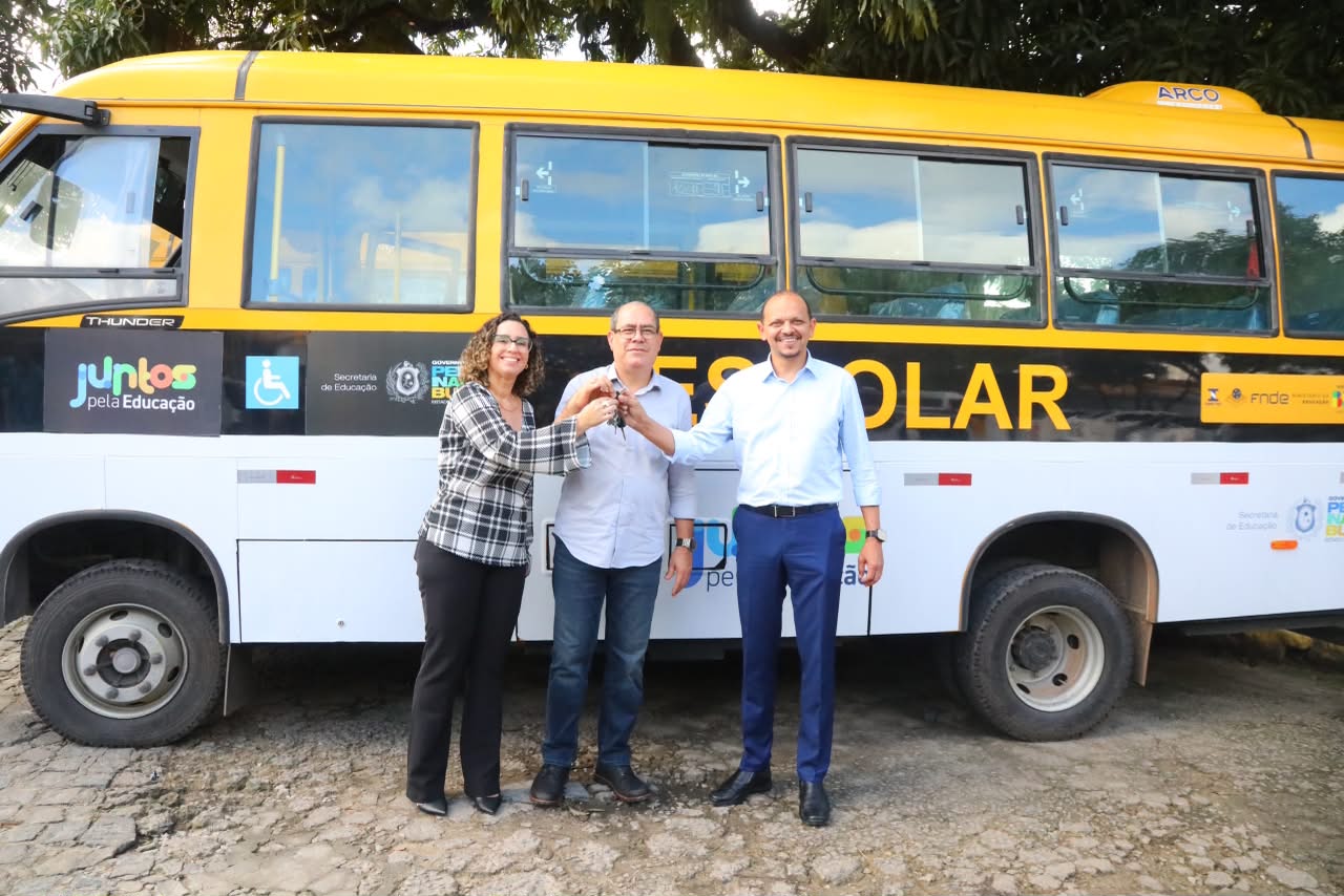 Jaboatão dos Guararapes recebeu cinco novos ônibus escolares do Governo de Pernambuco e ampliou sua frota para 43 veículos destinados ao transporte de estudantes