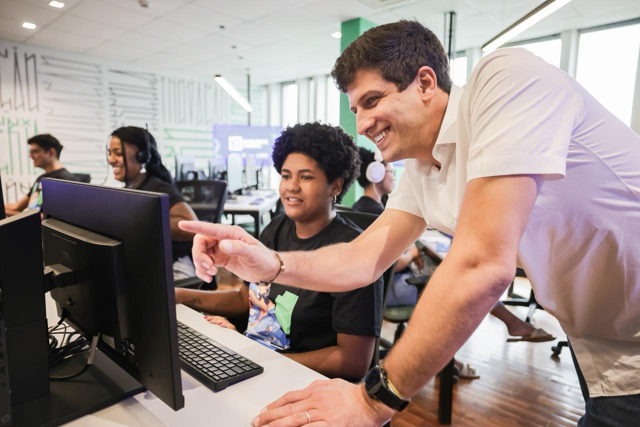 João Campos anuncia proposta de criar o Embarque Digital Pernambuco, com 10 mil vagas em cursos superiores de tecnologia para estudantes da rede pública