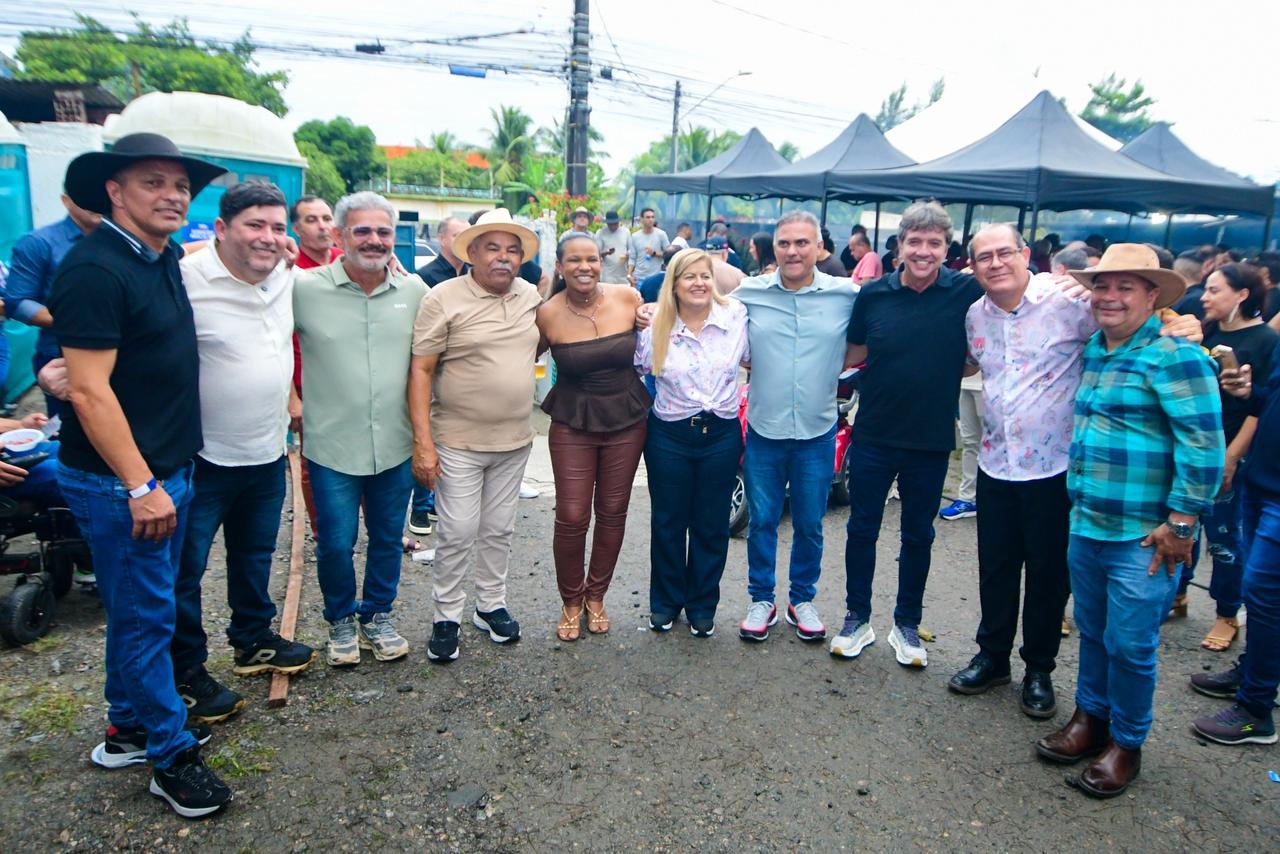 Mano Medeiros participa do evento ao lado de Andréa Medeiros, vereadores e do deputado Guilherme Uchoa Junior, destacando o diálogo institucional