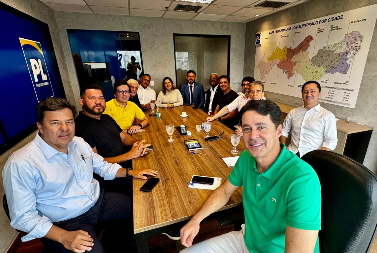 O PL confirmou a visita do senador Flávio Bolsonaro a Pernambuco em 9 de julho. Reunião da legenda discutiu estratégias para as eleições de 2026 e alinhamento com a direção nacional.