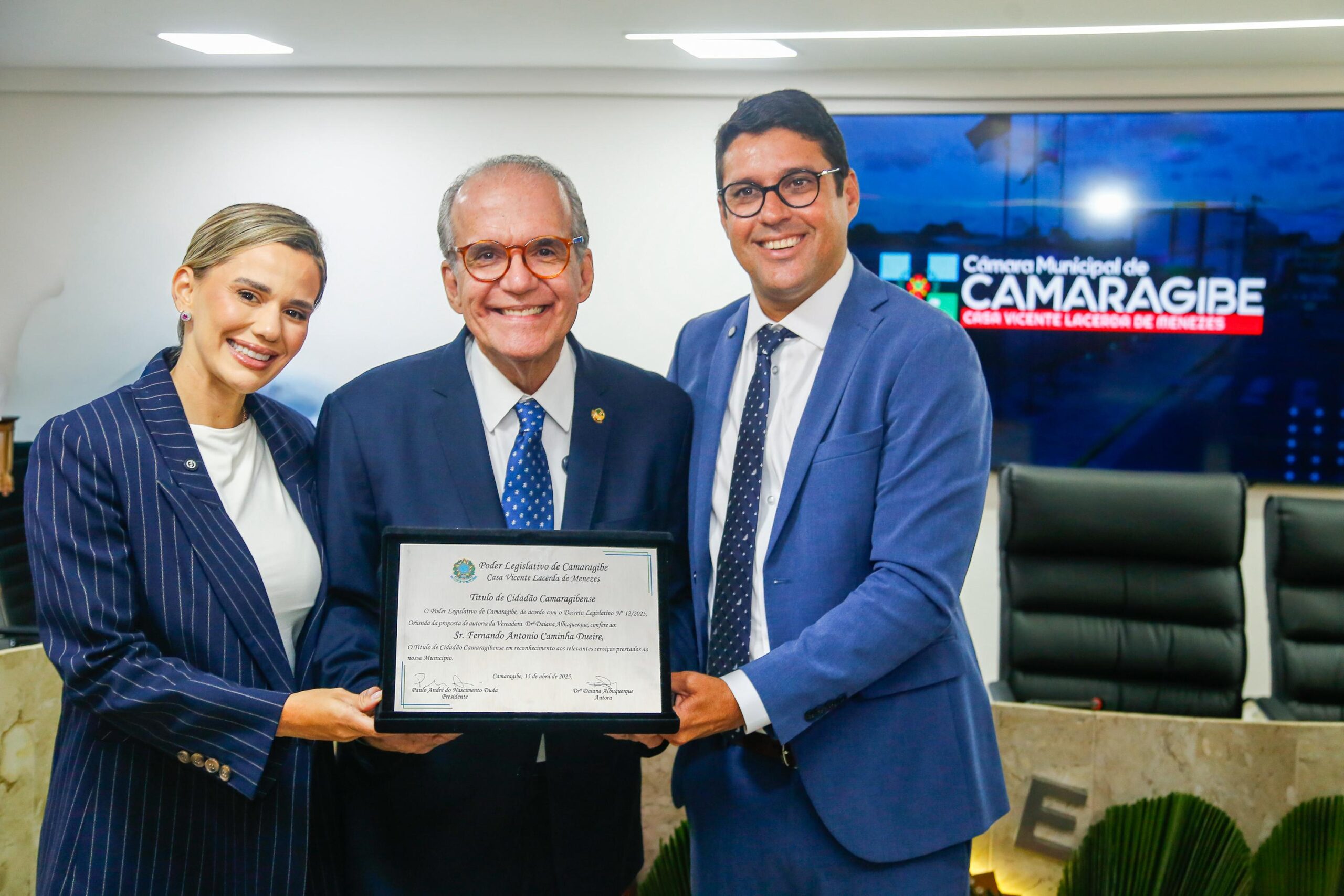 Prefeito Diego Cabral formaliza apoio à reeleição do senador Fernando Dueire durante homenagem em Camaragibe. Evento reuniu autoridades estaduais e municipais