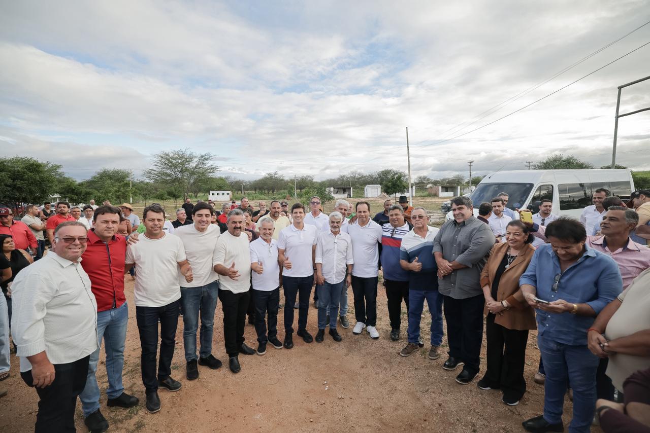 oão Campos esteve na Pedra, no Agreste Meridional, e prometeu retomar a pavimentação da PE-244, obra considerada estratégica para a bacia leiteira da região