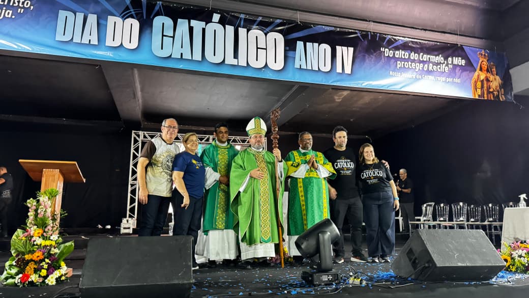 Andréa e Mano Medeiros participaram do Dia do Católico no Recife e destacaram a importância da fé, da família e da solidariedade