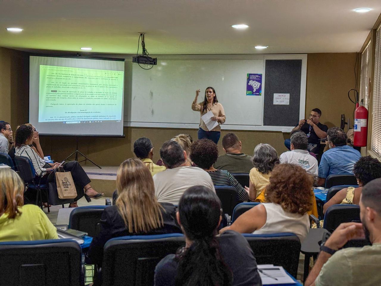 Chamamento público contempla instituições de longa permanência para idosos e oferece capacitação virtual sobre o processo de inscrição.