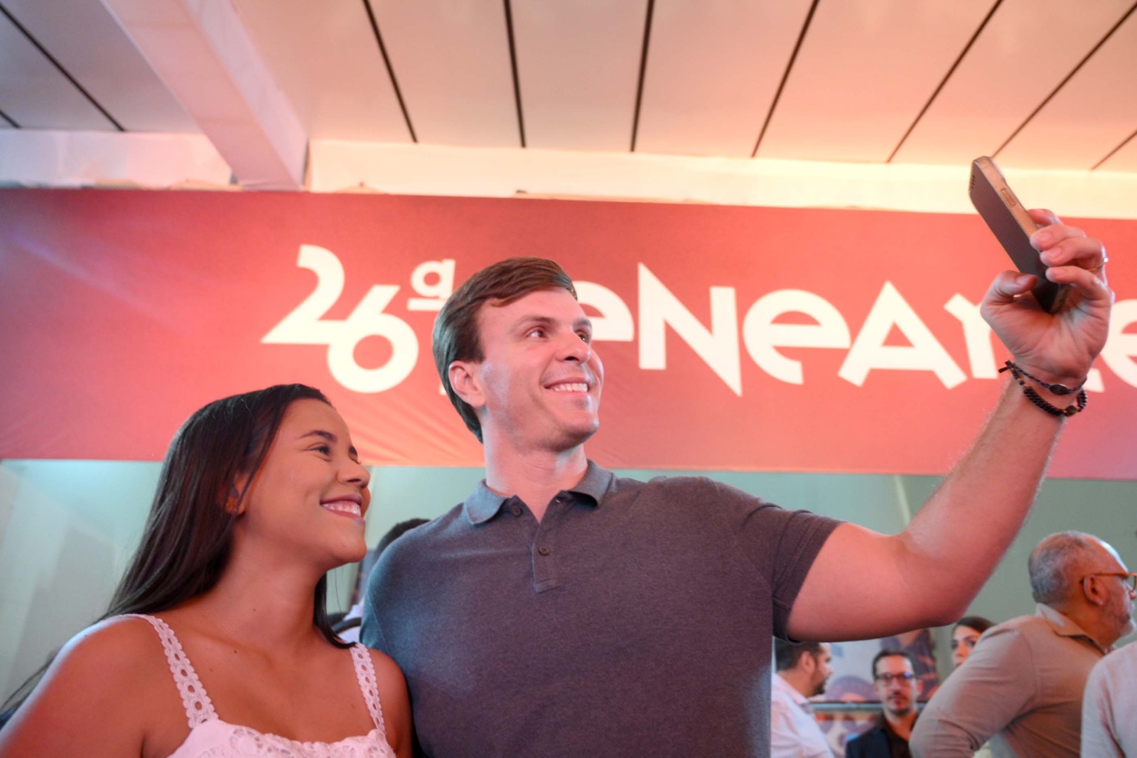 Fenearte 2026 encerra edição histórica com 350 mil visitantes e R$ 173,6 milhões em negócios. Miguel Coelho destaca impacto econômico e cultural da feira.