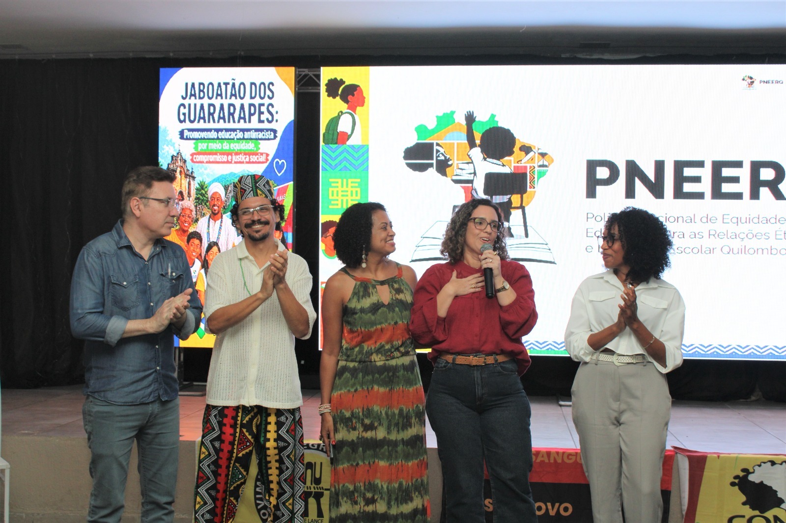 Jaboatão dos Guararapes lança a Política Nacional de Equidade e cria núcleo permanente para fortalecer a educação antirracista e combater o racismo nas escolas.