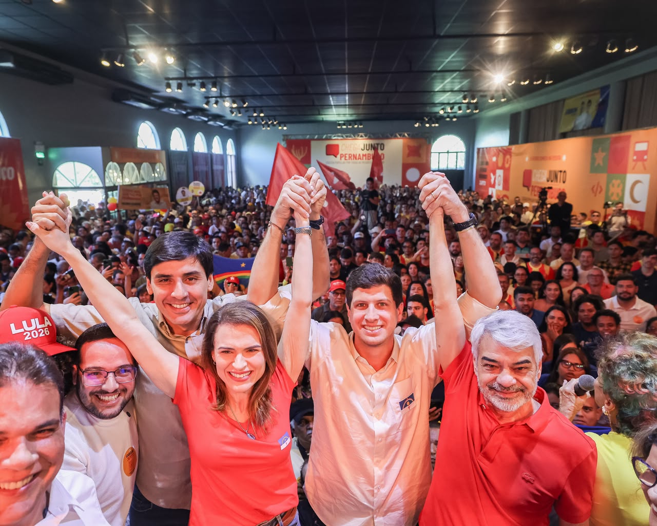 João Campos reúne cerca de 20 mil pessoas em Caruaru, apresenta propostas para o Agreste e reforça a chapa da Frente Popular