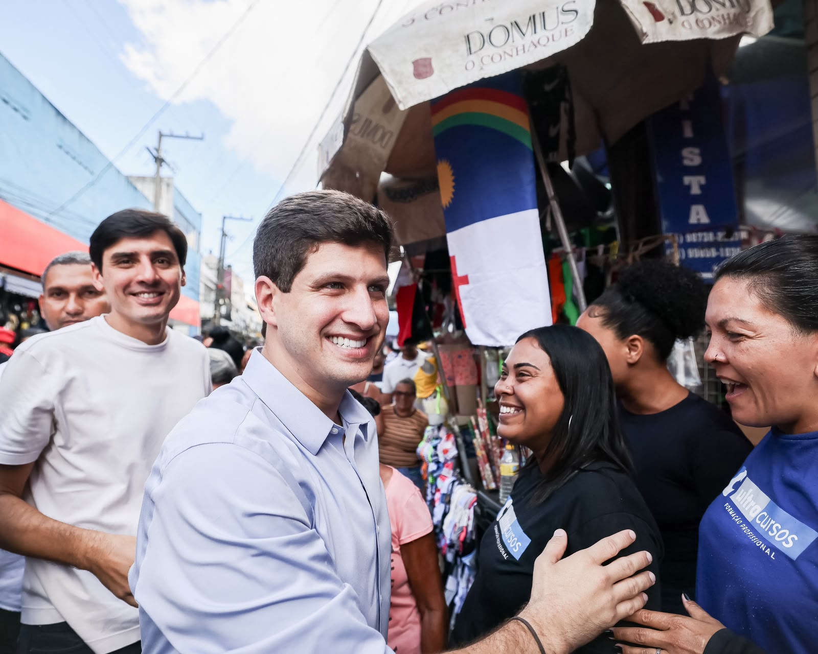 João Campos visitou a Feira de Cavaleiro, em Jaboatão dos Guararapes, conversou com comerciantes e moradores e afirmou que pretende construir propostas a partir da escuta popular