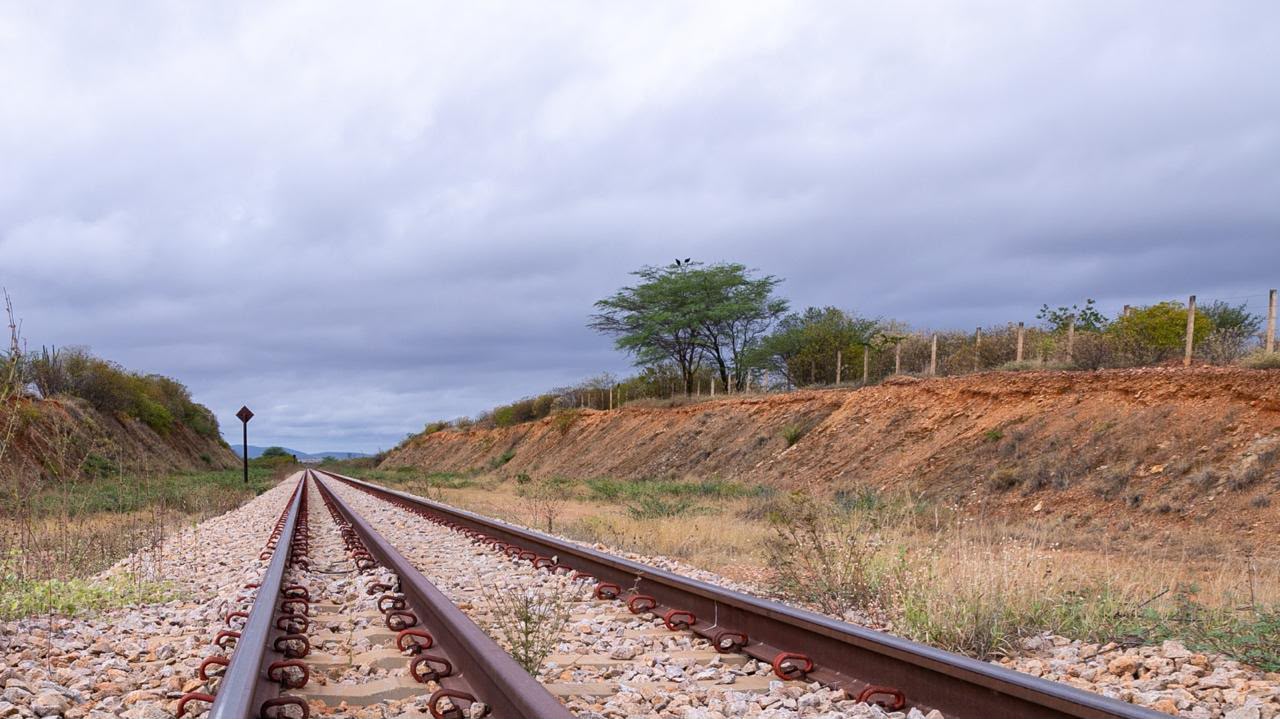 Sudene entrega ao TCU estudo sobre a Transnordestina entre Salgueiro e Suape, com retorno social de R$ 4,76 bilhões e projeção de até 24 milhões de toneladas